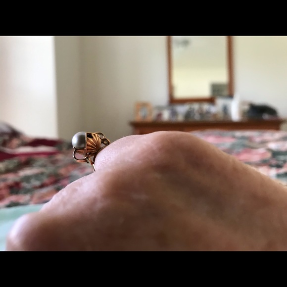 Beautiful classic grey white pearl ring 🥰🎉 - Picture 8 of 10